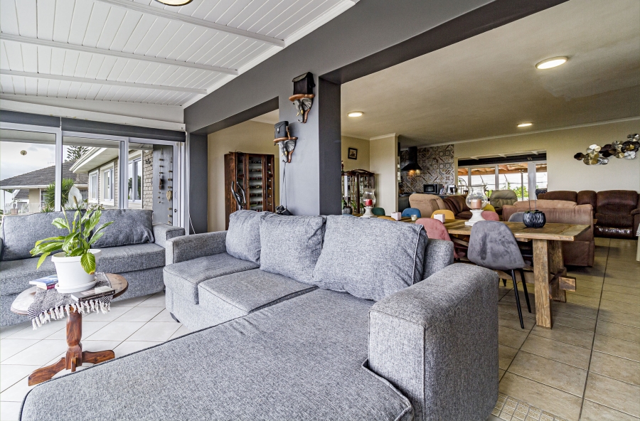 5 Bedroom Property for Sale in Die Wingerd Western Cape